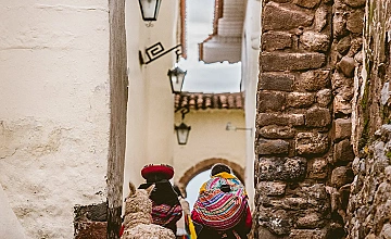 Calle 7 Culebras en Cusco (San Blas): callejón con muros de piedra tradicionales