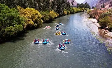 Canotaje en el Valle Sagrado, Cusco: rafting en rio y paisaje andino