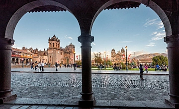Cusco: arcos coloniales con vista a la Plaza de Armas y la Catedral