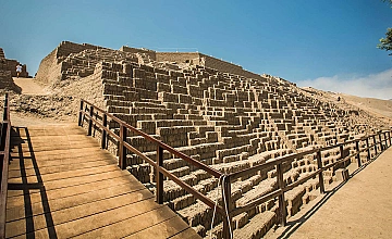 Huaca Pucllana en Lima, Peru: piramide preinca y sitio arqueologico