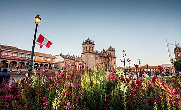 Cusco, Peru: flores en primer plano y Catedral en la Plaza de Armas