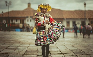 Cusco: danza y cultura andina con traje tipico en la plaza principal