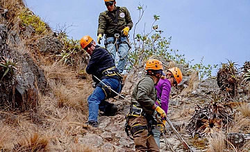Vía ferrata en Cusco: escalada con arnés en pared de roca (aventura en el Valle Sagrado)