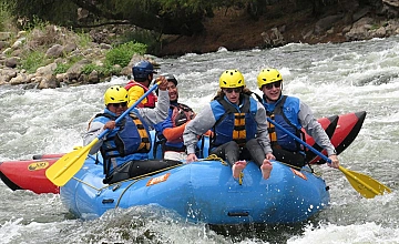 Rafting en Cusco: aventura en rápidos con bote inflable y equipo de seguridad
