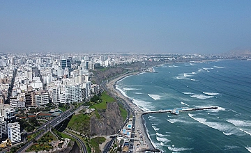 Vista panoramica de la Costa Verde en Lima, playas urbanas y ciudad junto al mar