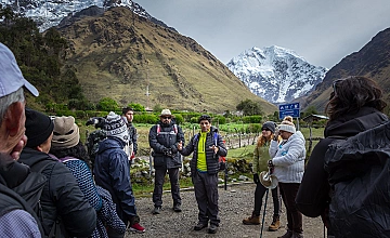 Caminata a Humantay desde Soraypampa: grupo con guía en el valle andino y nevado al fondo