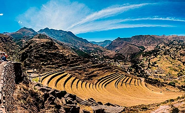 Andenes incas en el Valle Sagrado (Cusco), vista amplia de terrazas y montañas en un día soleado