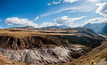 Cusco: vista panorámica de las Salineras de Maras y el paisaje del Valle Sagrado