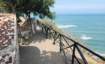 Malecon con vista al oceano en Lima, paseo costero en Miraflores