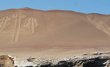 Geoglifos precolombinos en el desierto de Ica, Perú, vista en ruta Paracas Nazca