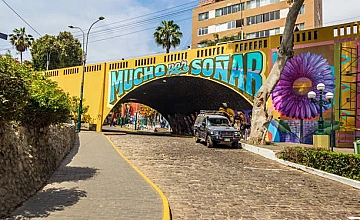 Mural ‘Mucho más que soñar’ en Barranco, Lima: paseo cultural en tour privado por Lima