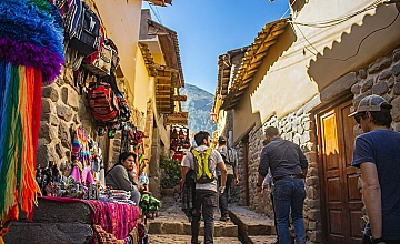 Valle Sagrado, Cusco: calle turistica con mercado de artesanias y textiles andinos