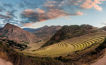 Pisac, Valle Sagrado (Cusco): terrazas incas en panorama al atardecer