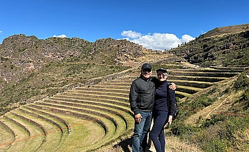 Terrazas agrícolas de Pisac en el Valle Sagrado con viajeros, tour cultural cerca de Cusco