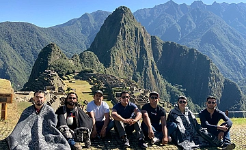Grupo de viajeros en Machu Picchu, foto en el mirador con vista a la ciudadela
