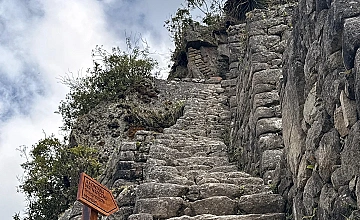 Waynapicchu en Machu Picchu: escalinatas de piedra en la subida (Cusco