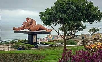 Parque del Amor en Miraflores, Lima: escultura ‘El Beso’ con vista al mar