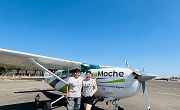 Sobrevuelo a las Lineas de Nazca: viajeros junto a avioneta antes del vuelo