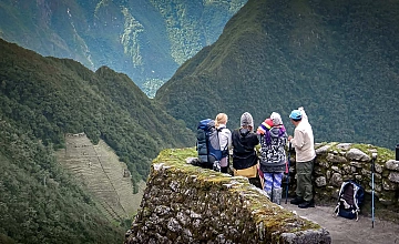 Tour Camino Inca: viajeros en mirador con vista a montañas y ruinas incas