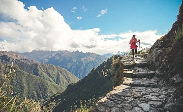 Camino Inca en Cusco: sendero de piedra con vista panorámica rumbo a Machu Picchu