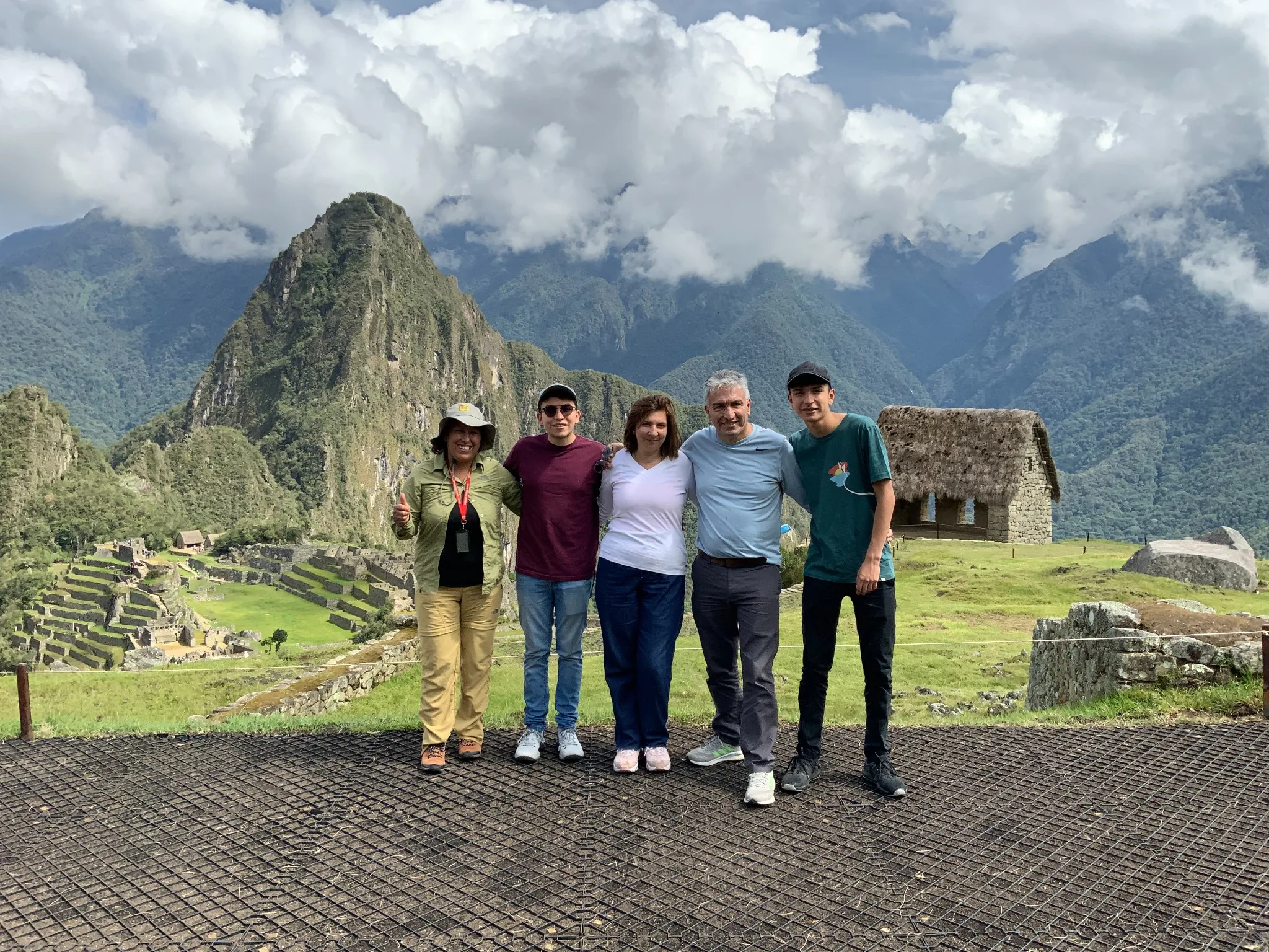 Familia posando en el circuito 2 de la ciudadela de Machu Picchu